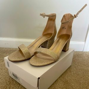 NWB - Dream Pairs Block Heel - Gold